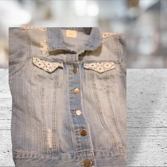 Harper distressed with lace overlay on light wash denim jacket size M - Picture 4 of 14